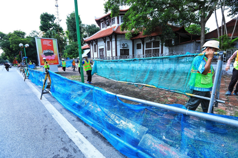 Công nhân dựng rào chắn, đoạn trên phố Trần Hưng Đạo.(Ảnh: Tuấn Anh/TTXVN)
