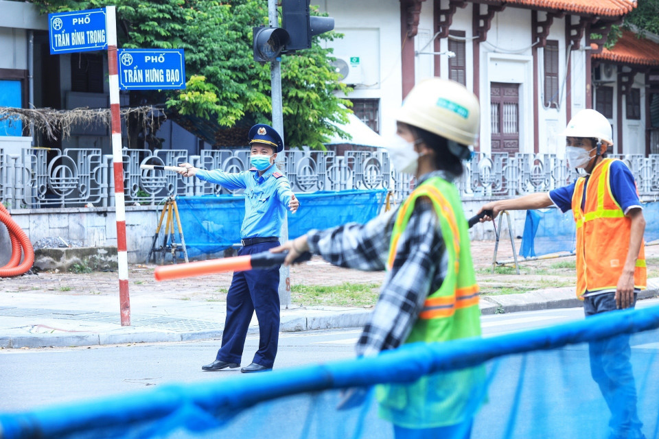 Thanh tra giao thông tổ chức phân luồng các phương tiện đi theo hướng quy định. (Ảnh: Tuấn Anh/TTXVN)