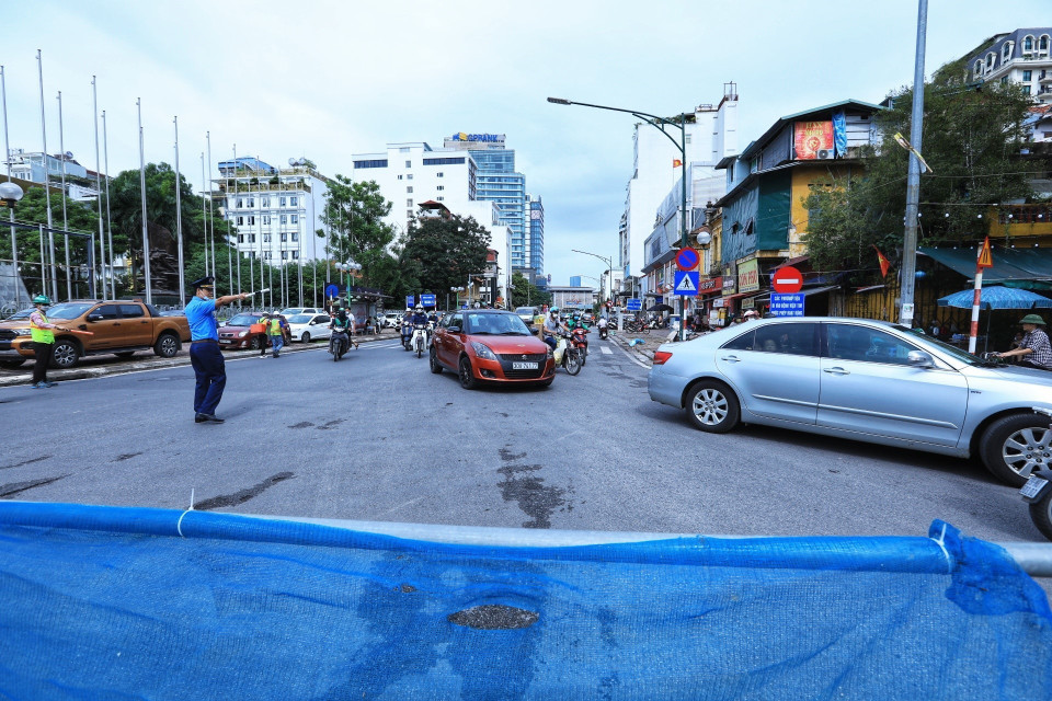 Phân luồng giao thông phục vụ thi công ga S12 tuyến đường sắt đô thị thí điểm thành phố Hà Nội, đoạn Nhổn-ga Hà Nội. (Ảnh: Tuấn Anh/TTXVN)