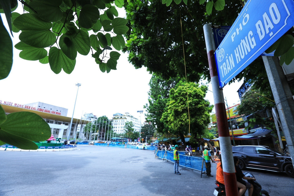 Các phương tiện xe cấp cứu, xe chở bệnh nhân… có nhu cầu vào Bệnh viện tim Hà Nội được phép lưu thông 2 chiều trên tuyến đường Yết Kiêu-Trần Hưng Đạo đoạn từ Cổng viện Tim Hà Nội đến phố Quán Sứ. (Ảnh: Tuấn Anh/TTXVN)