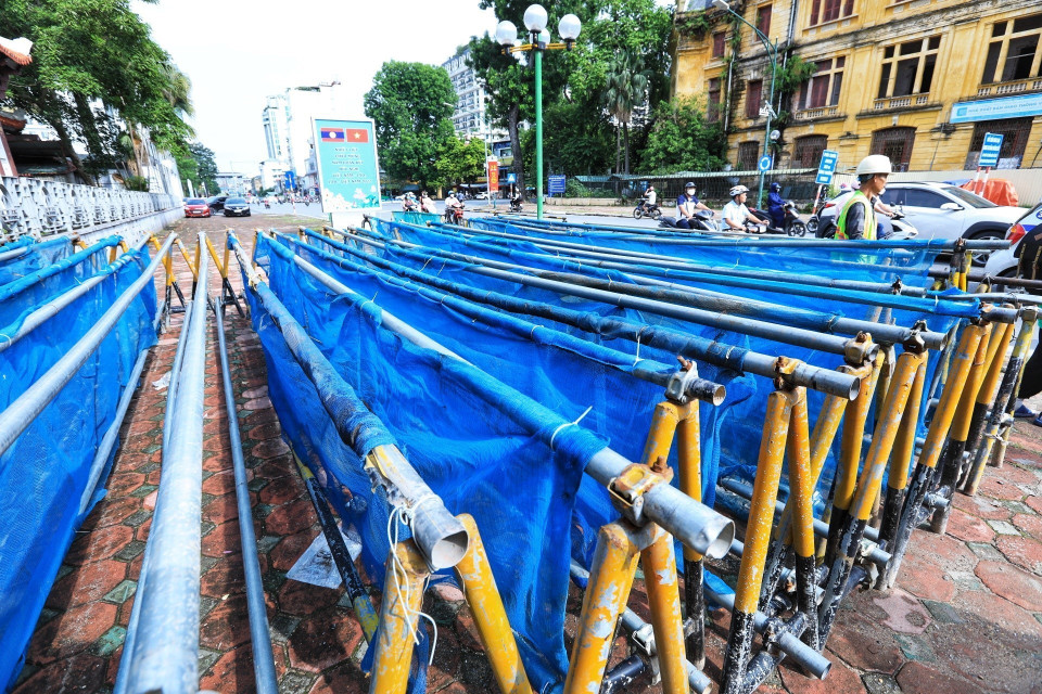 Rào chắn được chuẩn bị từ sáng sớm phục vụ công tác phân làn giao thông. (Ảnh: Tuấn Anh/TTXVN)