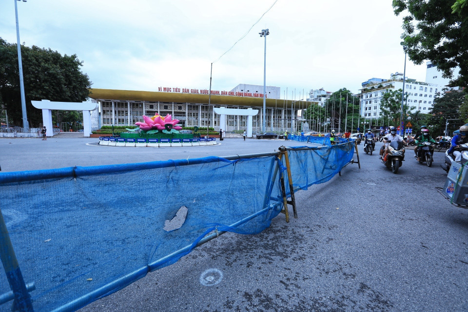 Tổ chức giao thông 1 chiều đối với: Các phương tiện ôtô lưu thông trên phố Quán Sứ, đoạn từ Lý Thường Kiệt đến Trần Hưng Đạo; phương tiện xe máy, xe đạp và người đi bộ trên hệ thống đường tạm trên đường Trần Hưng Đạo theo chiều và đoạn từ Trần Bình Trọng đi Quán Sứ; các phương tiện ôtô lưu thông trên đường Trần Hưng Đạo, đoạn từ Phan Bội Châu ra Lê Duẩn. (Ảnh: Tuấn Anh/TTXVN)