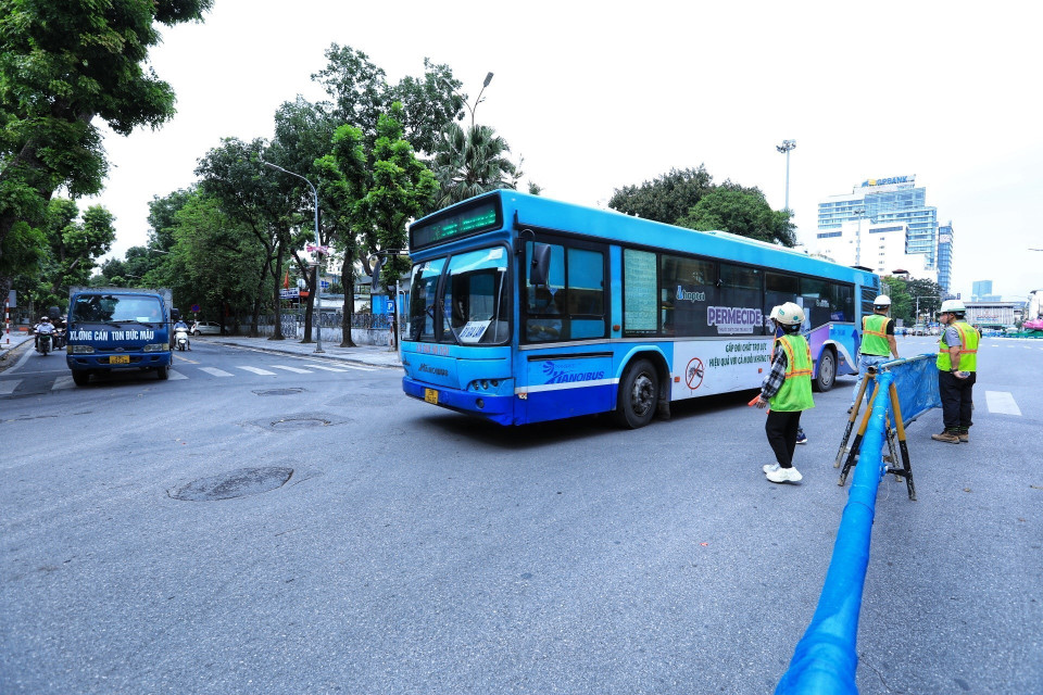 Xe buýt được đi qua khu vực rào chắn. (Ảnh: Tuấn Anh/TTXVN)