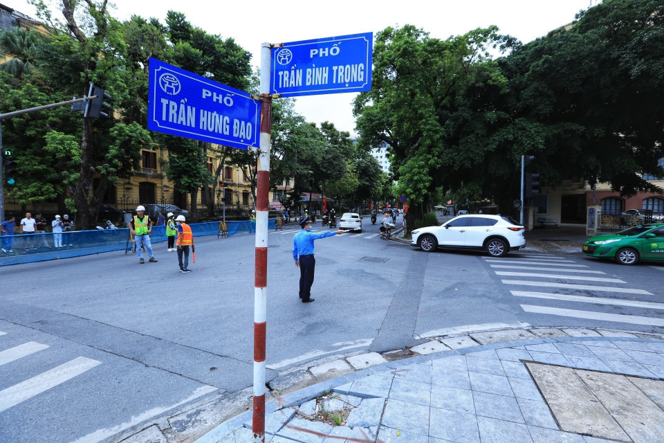 Trong thời gian rào chắn, các phương tiện có nhu cầu đi trên đường Trần Bình Trọng theo hướng từ Dã Tượng ra Lê Duẩn sẽ đi theo hướng Trần Bình Trọng-Trần Hưng Đạo-Dã Tượng-Lý Thường Kiệt-Lê Duẩn hoặc Yết Kiêu-Trần Hưng Đạo-Quán Sứ-Lý Thường Kiệt-Lê Duẩn. (Ảnh: Tuấn Anh/TTXVN)