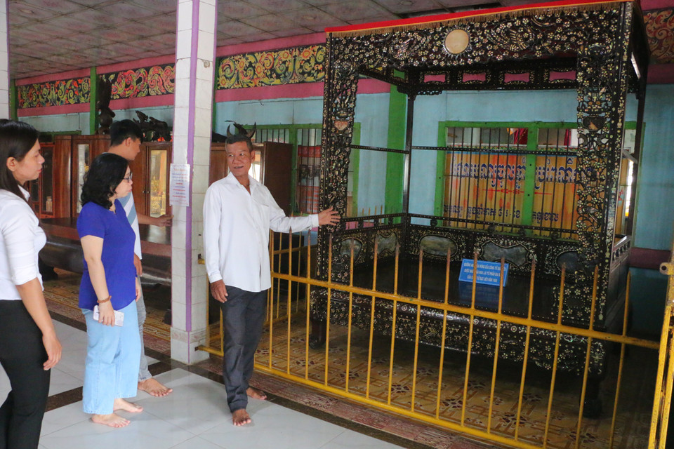 Giường ngủ mùa Đông của Công tử Bạc Liêu được chùa Sà Lôn mua lại từ năm 1958 được trưng bày tại chùa. (Ảnh: Minh Hưng/TTXVN)