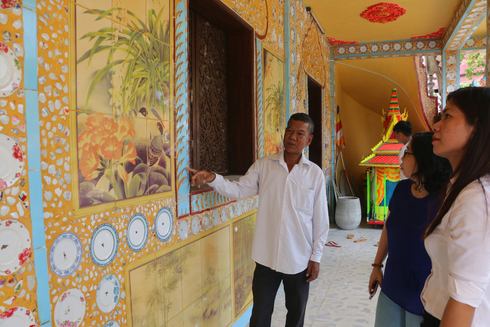 Các hoa văn được đắp nổi bằng chén kiểu trên tường ngôi sala trong chùa Sà Lôn. (Ảnh: Minh Hưng/TTXVN)