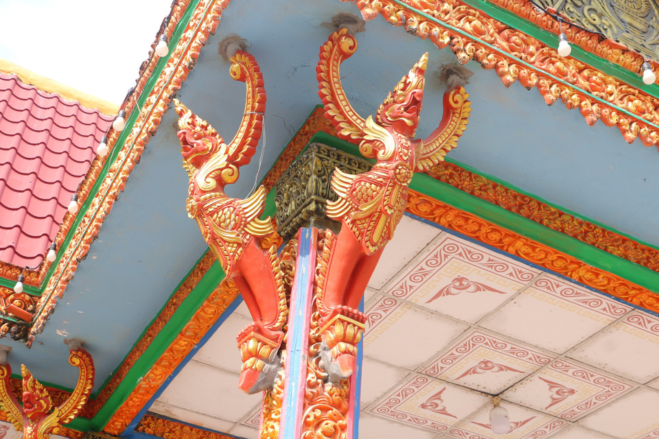 Tượng chim thần Krud nâng đỡ mái chùa Sà Lôn. (Ảnh: Minh Hưng/TTXVN)