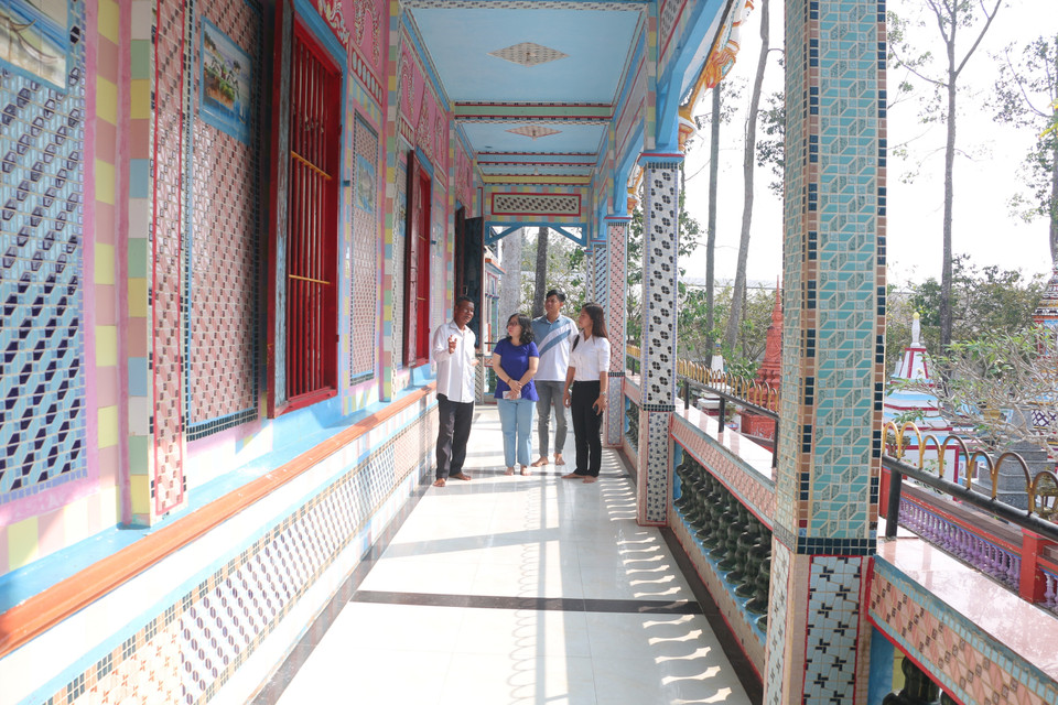 Hành lang chánh điện chùa Sà Lôn với tường, cột đều được đắp bằng chén kiểu. (Ảnh: Minh Hưng/TTXVN)