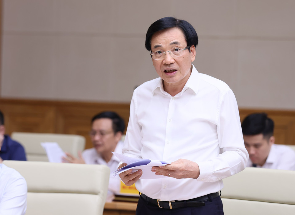 Bộ trưởng, Chủ nhiệm Văn phòng Chính phủ Trần Văn Sơn báo cáo rà soát việc thực hiện kết luận của Thủ tướng Chính phủ. (Ảnh: Dương Giang/TTXVN)