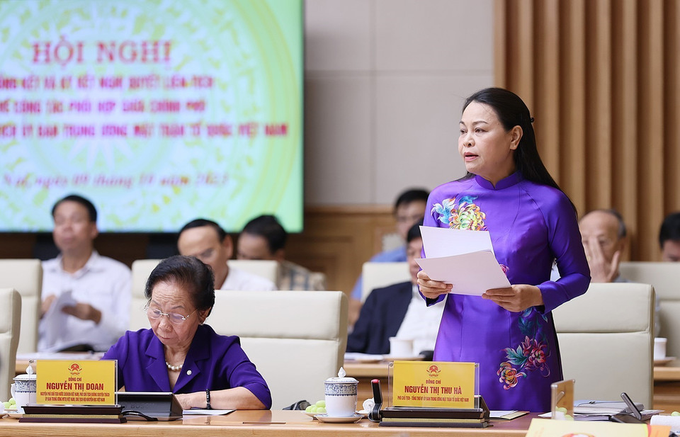 Phó Chủ tịch, Tổng Thư ký Ủy ban Trung ương MTTQ Việt Nam Nguyễn Thị Thu Hà báo cáo kết quả thực hiện Nghị quyết Liên tịch số 19 ban hành quy chế phối hợp giữa hai đơn vị. (Ảnh: Dương Giang/TTXVN)