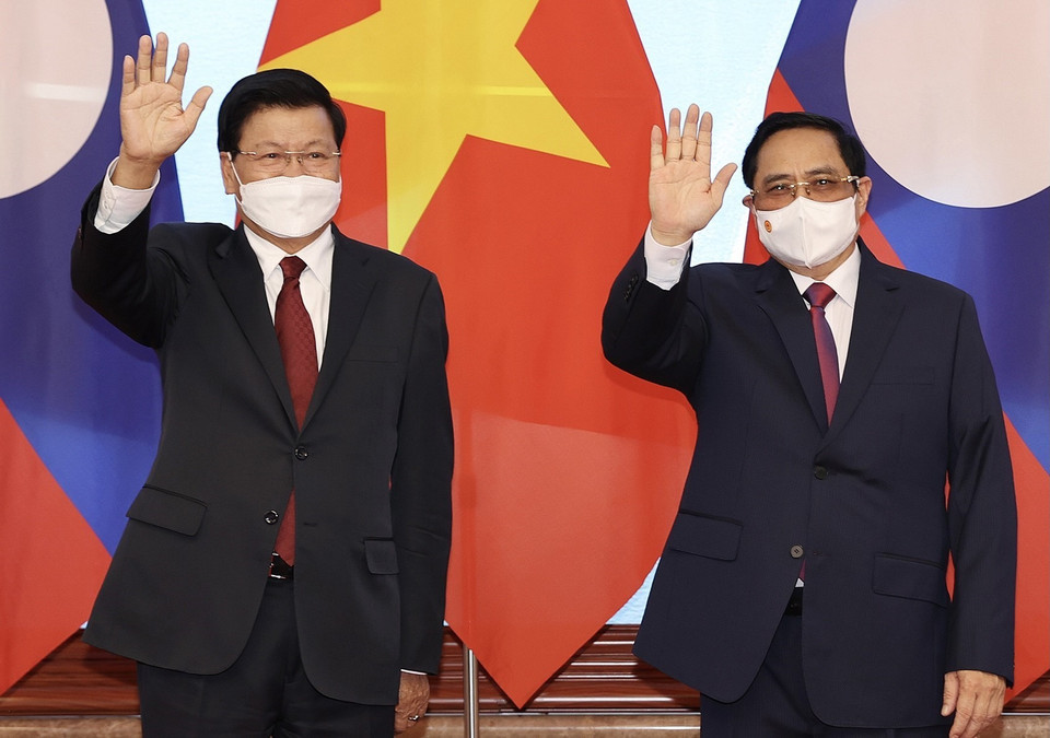 Thủ tướng Chính phủ Phạm Minh Chính và Tổng Bí thư, Chủ tịch nước Lào Thongloun Sisoulith chụp ảnh chung. (Ảnh: Dương Giang/TTXVN)