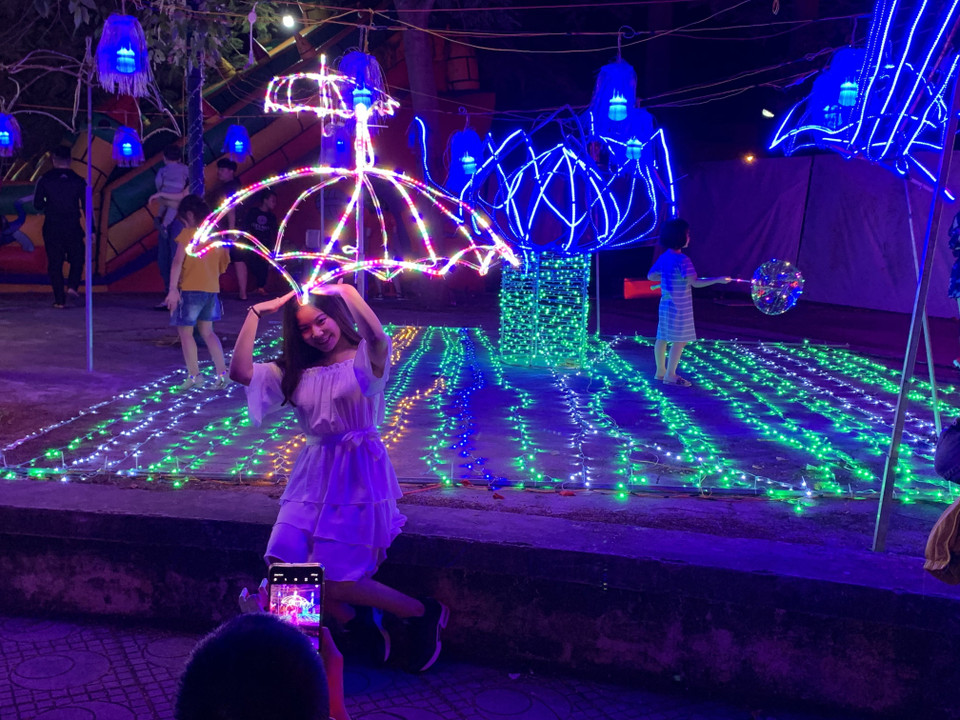 Lễ hội ánh sáng với sắc màu lung linh, được tổ chức nhân dịp thành phố Hải Dương được công nhận đô thị loại 1, thu hút các bạn trẻ chiêm ngưỡng và chụp ảnh. (Ảnh: Hiền Anh/TTXVN)