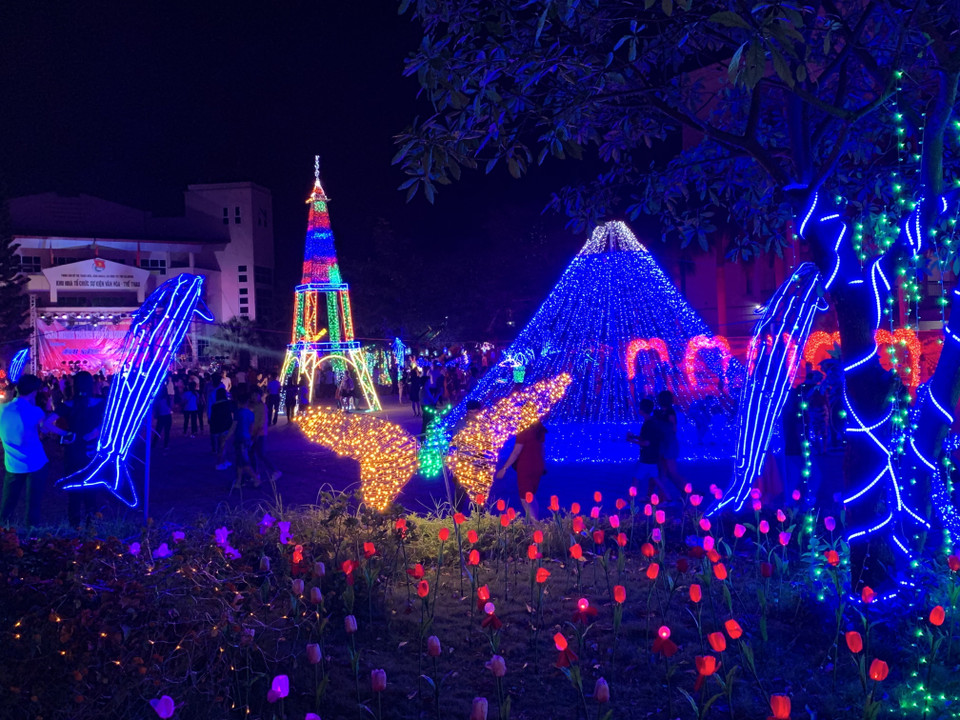 Quang cảnh các mô hình ánh sáng nhiều màu sắc. (Ảnh: Hiền Anh/TTXVN)