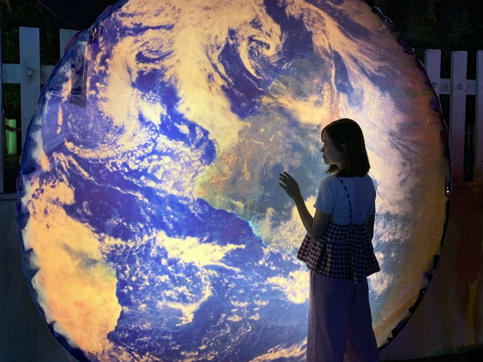 Người dân chụp ảnh với các mô hình ánh sáng nhiều màu sắc.(Ảnh: Hiền Anh/TTXVN)