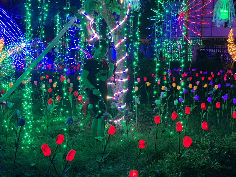 Quang cảnh các mô hình ánh sáng nhiều màu sắc. (Ảnh: Hiền Anh/TTXVN)