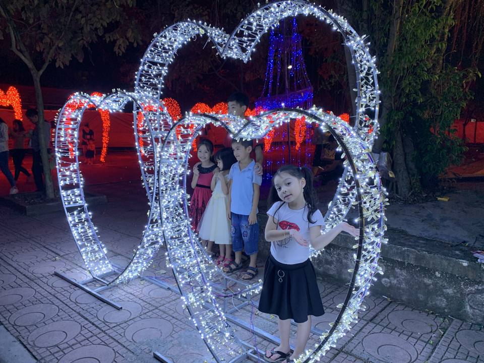 Tham quan, chụp ảnh với các mô hình ánh sáng nhiều màu sắc. (Ảnh: Hiền Anh/TTXVN)