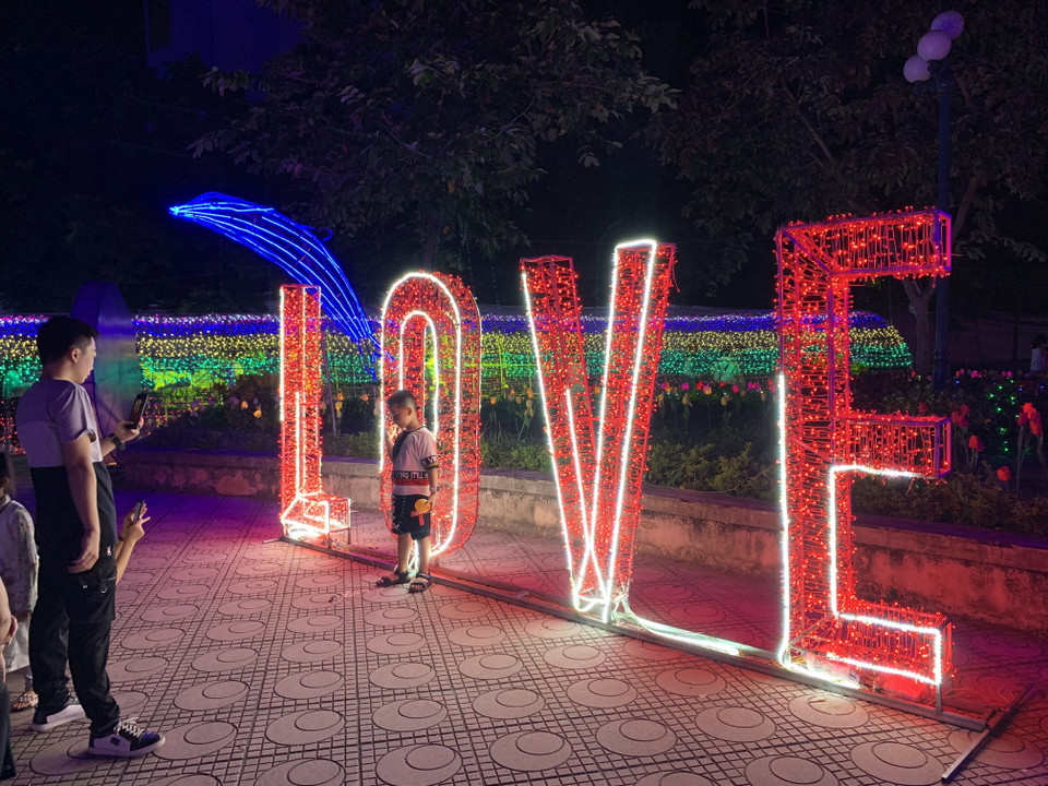 Tham quan, chụp ảnh với các mô hình ánh sáng nhiều màu sắc. (Ảnh: Hiền Anh/TTXVN)