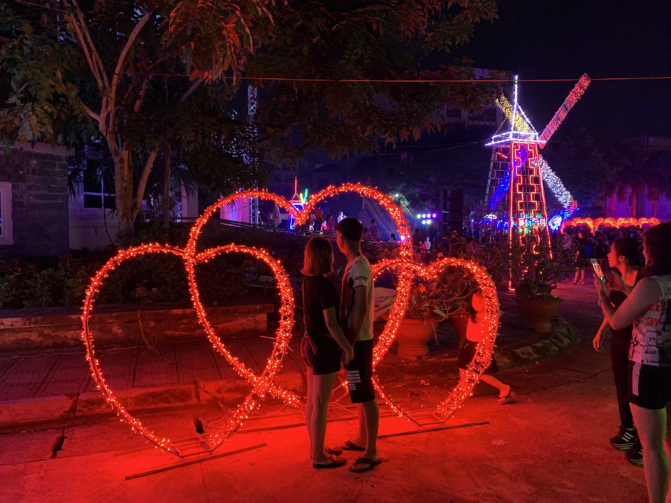 Tham quan, chụp ảnh với các mô hình ánh sáng nhiều màu sắc.(Ảnh: Hiền Anh/TTXVN)