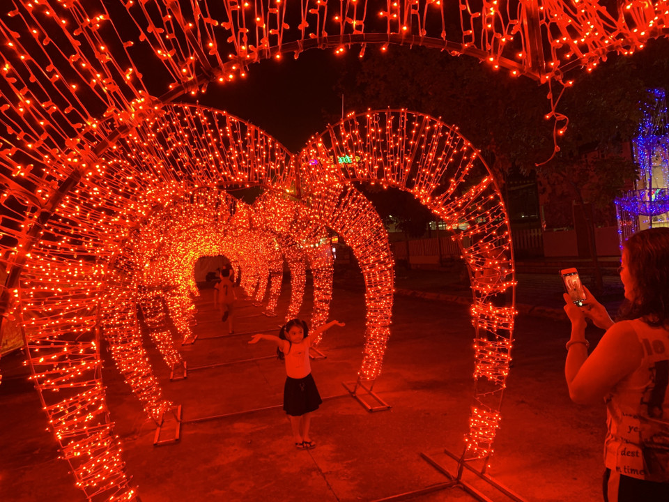 Tham quan, chụp ảnh với các mô hình ánh sáng nhiều màu sắc. (Ảnh: Hiền Anh/TTXVN)