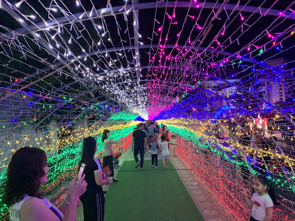 Tham quan, chụp ảnh với các mô hình ánh sáng nhiều màu sắc.(Ảnh: Hiền Anh/TTXVN)