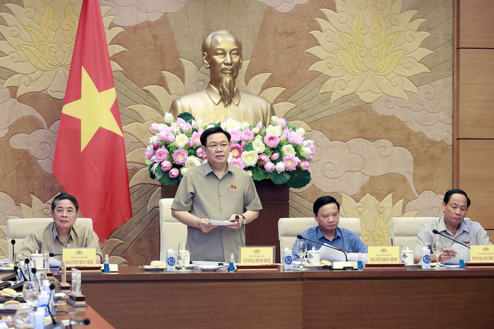 Chủ tịch Quốc hội Vương Đình Huệ làm việc với Ủy ban Kinh tế về công tác tiếp thu, giải trình, chỉnh lý và một số nội dung lớn của dự thảo Luật Đất đai sửa đổi. (Ảnh: Doãn Tấn/TTXVN)