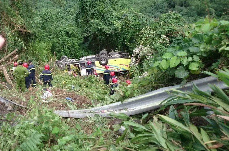 Lực lượng cứu hộ tiếp cận hiện trường cấp cứu người bị nạn. (Ảnh: Trần Lê Lâm/TTXVN)