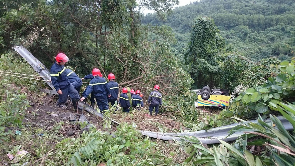 Lực lượng cứu hộ tiếp cận hiện trường cấp cứu người bị nạn. (Ảnh: Trần Lê Lâm/TTXVN)