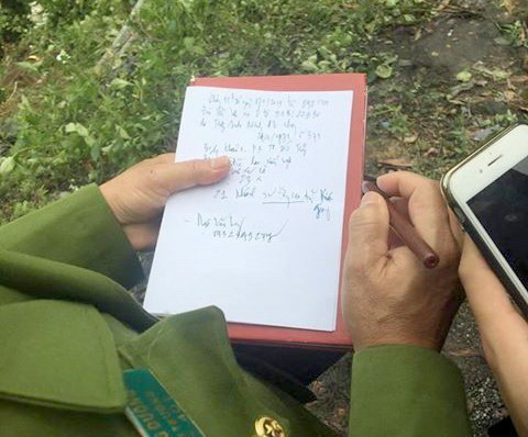 Công an ghi biên bản và thống kê danh sách những người bị nạn. (Ảnh: Trần Lê Lâm/TTXVN)