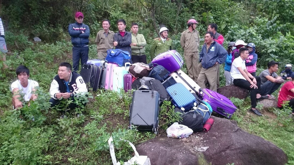 Đồ đạc của hành khách bị nạn được tập trung thu gom và trông coi an toàn. (Ảnh: Trần Lê Lâm/TTXVN)
