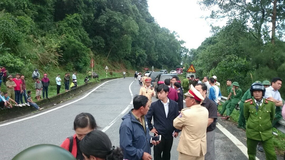 Đoạn đường trên đèo Hải Vân bị phong tỏa phục vụ công tác cứu nạn. (Ảnh: Trần Lê Lâm/TTXVN)