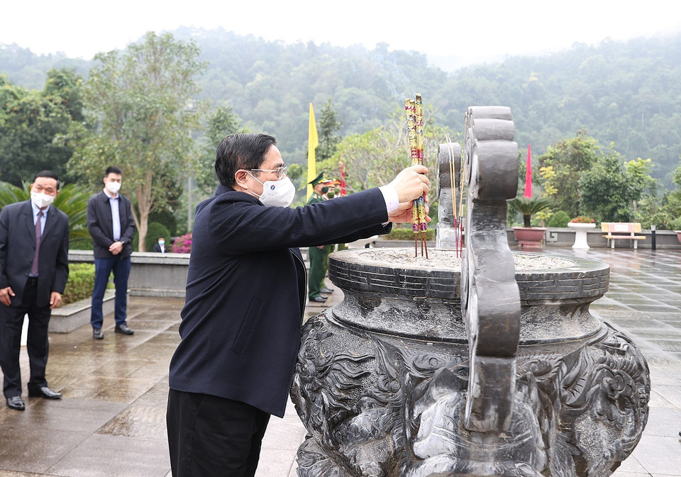 Thủ tướng Phạm Minh Chính dâng hương tưởng niệm Bác Hồ tại Khu Di tích Pác Bó. (Ảnh: Dương Giang/TTXVN)