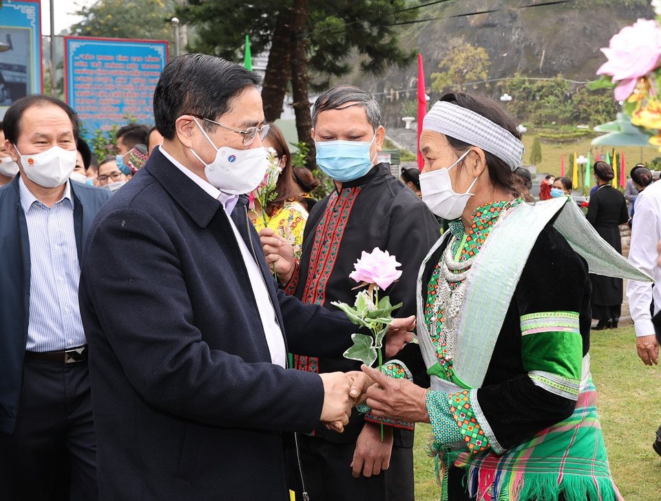 Thủ tướng Phạm Minh Chính với đồng bào các dân tộc tỉnh Cao Bằng. (Ảnh: Dương Giang/TTXVN)