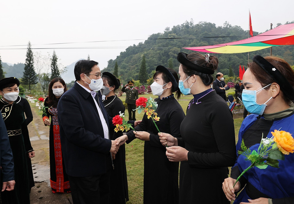 Thủ tướng Phạm Minh Chính với đồng bào các dân tộc tỉnh Cao Bằng. (Ảnh: Dương Giang/TTXVN)