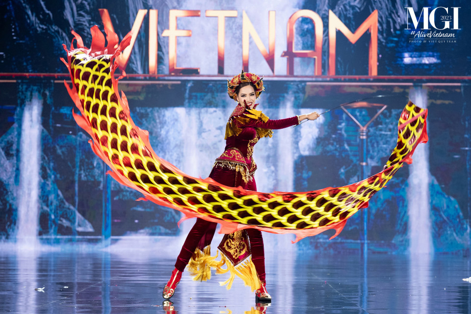 Biểu trưng cho sức mạnh, quyền uy, niềm tin và ước vọng về sự hưng khởi, thịnh vượng của đất nước, bộ trang phục đầy tự hào của Việt Nam đã khiến khán giả hò reo, cỗ vũ vang vọng khắp sân khấu. (Ảnh: BTC/Vietnam+)