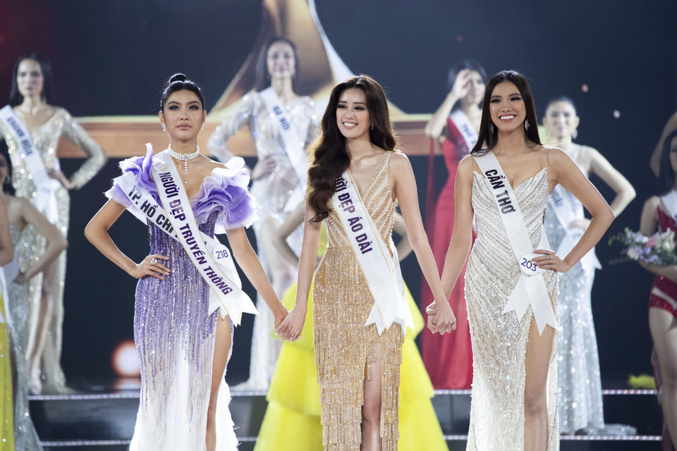Top 3 chung cuộc cùng nắm chặt tay nhau trước khoảnh khắc quan trọng nhất cuộc thi, tìm ra Á hậu 2, Á hậu 1 và tân Hoa hậu. (Ảnh: Đại Ngô/Vietnam+)