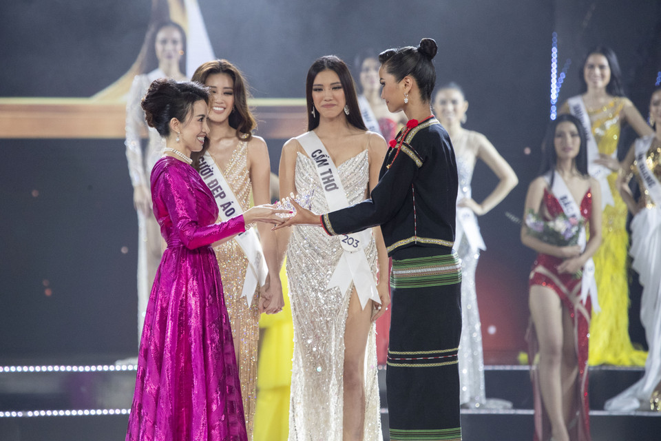 Hoa hậu H’Hen Niê xuất hiện với đôi chân trần và trang phục Êđê, đội vương miện trong màn Final Walk trước khi trao lại danh hiệu cho người kế vị tiếp theo. Đây là lần cuối cô sải bước trên sân khấu của Hoa hậu Hoàn vũ Việt Nam với tư cách là đương kim Hoa hậu Hoàn vũ Việt Nam.(Ảnh: Đại Ngô/Vietnam+)