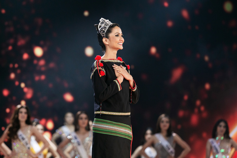 'Tôi cảm ơn cuộc thi Hoa hậu Hoàn Vũ Việt Nam đã làm thay đổi cuộc đời tôi từ một cô gái chỉ dám mơ ước có nhiều show, có tiền trang trải cuộc sống, giờ đã trở thành Top 5 Miss Universe và bây giờ tôi xin đặt tay lên ngực và cảm ơn tất cả mọi người đã yêu thương tôi. Tôi là H’Hen Nie đương kim Hoa hậu Hoàn vũ Việt Nam 2017.' (Ảnh: Sang Đào/Vietnam+)