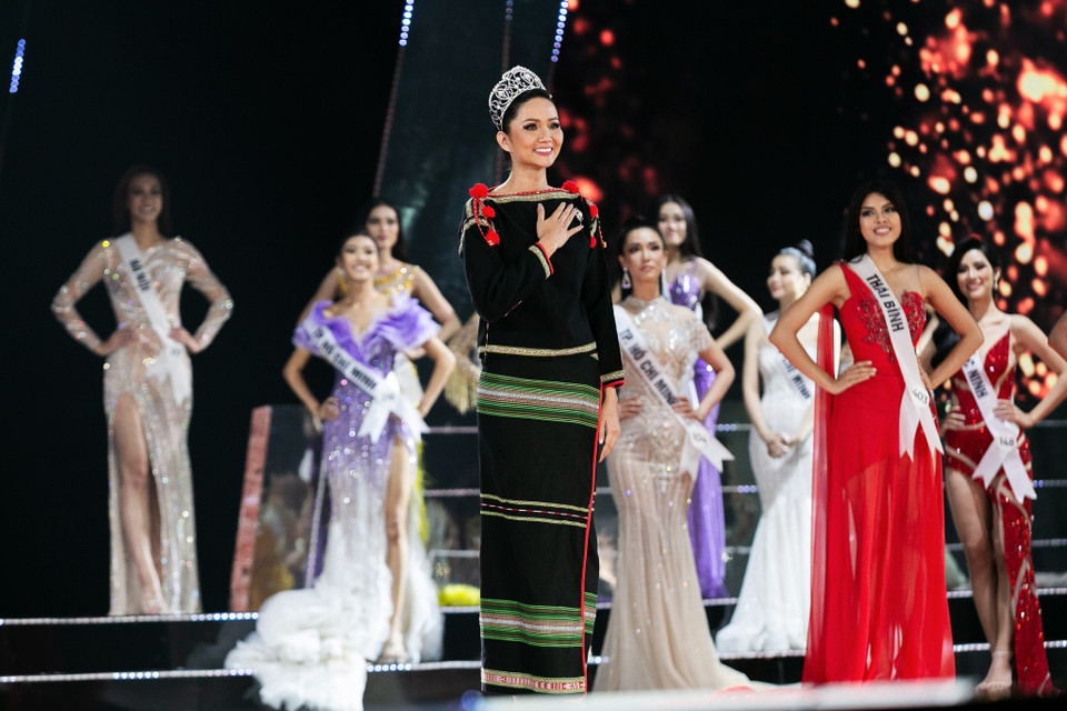  Hoa hậu H’Hen Niê đã trở thành hình mẫu lý tưởng và truyền cảm hứng để nhiều bạn trẻ học tập, phấn đấu cùng câu nói ấn tượng: ‘I can do it, You can do it.’ (Ảnh: Sang Đào/Vietnam+)