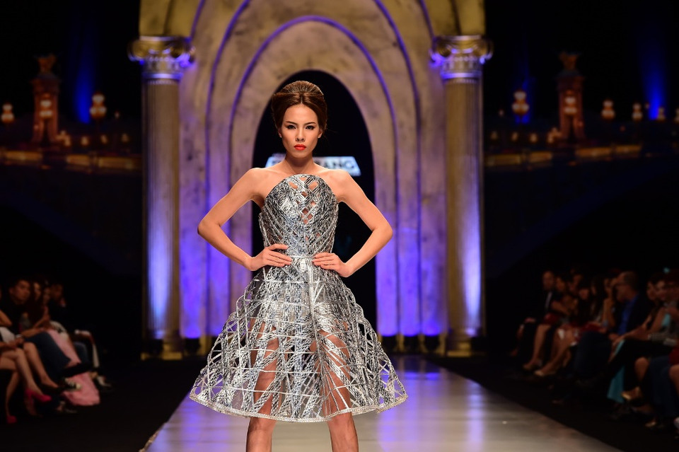 Thiết kế với chất liệu ánh kim cho cả nữ... (Ảnh: BTC)