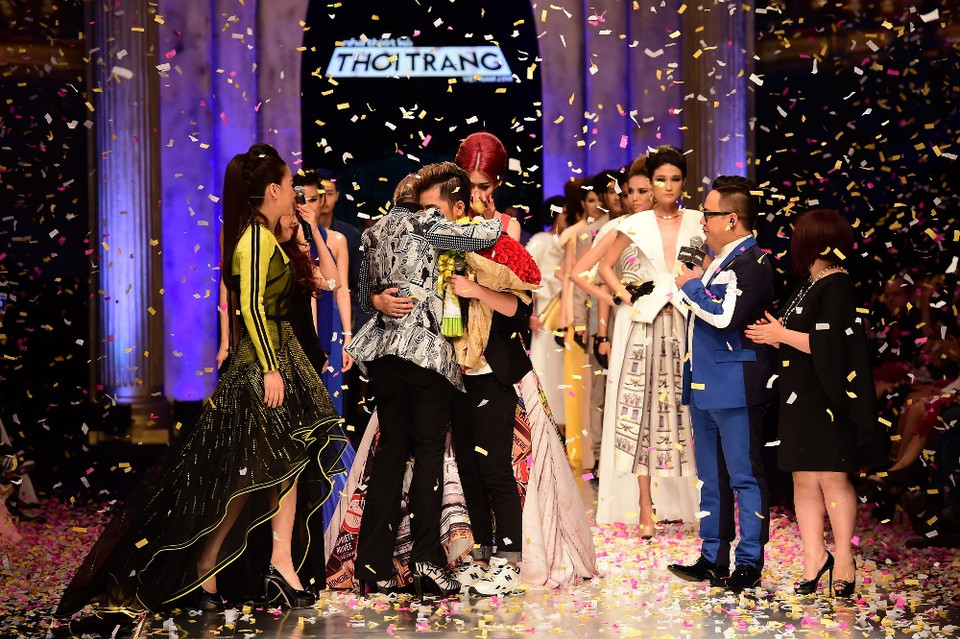 Giám Tiền nhận chia sẻ của giám khảo. (Ảnh: BTC)