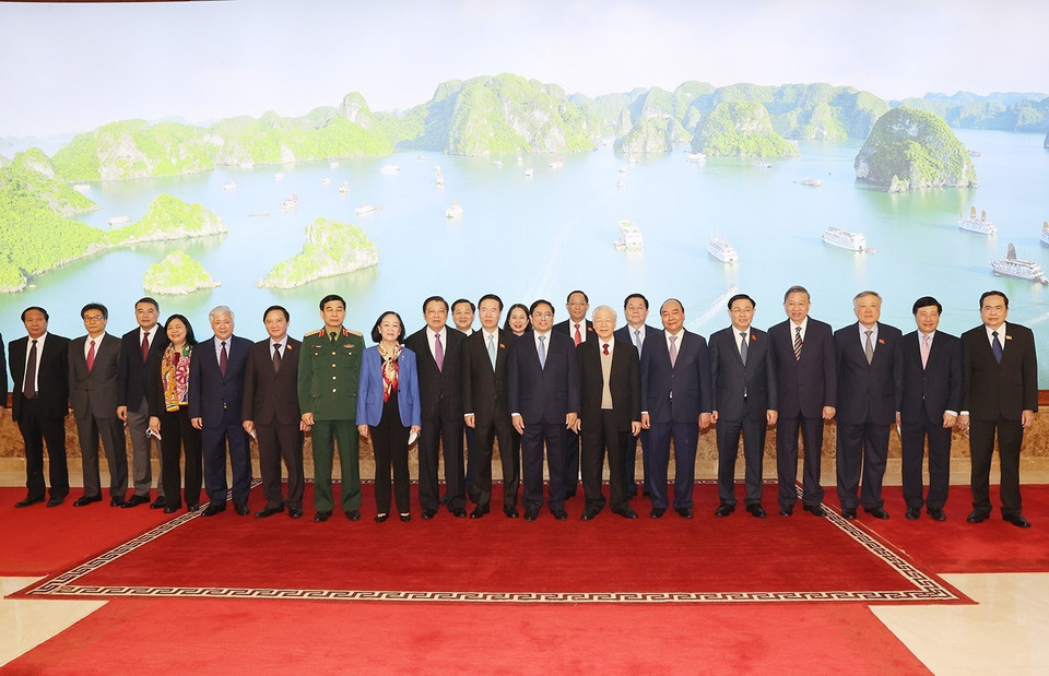 Tổng Bí thư Nguyễn Phú Trọng, Chủ tịch nước Nguyễn Xuân Phúc, Thủ tướng Phạm Minh Chính, Chủ tịch Quốc hội Vương Đình Huệ, Thường trực Ban Bí thư Võ Văn Thưởng cùng các đại biểu dự hội nghị chụp ảnh chung. (Ảnh: Trí Dũng/TTXVN)