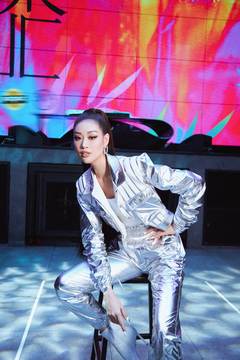 Hoa hậu Khánh Vân thị phạm catwalk ‘cực ngầu' cho đàn em. (Ảnh: CTV/Vietnam+)