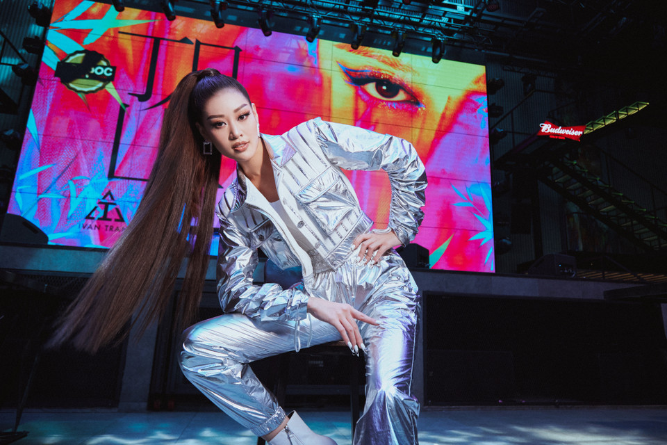 Hoa hậu Khánh Vân thị phạm catwalk ‘cực ngầu' cho đàn em. (Ảnh: CTV/Vietnam+)