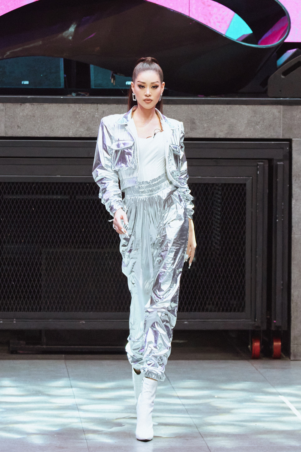 Hoa hậu Khánh Vân thị phạm catwalk ‘cực ngầu' cho đàn em. (Ảnh: CTV/Vietnam+)