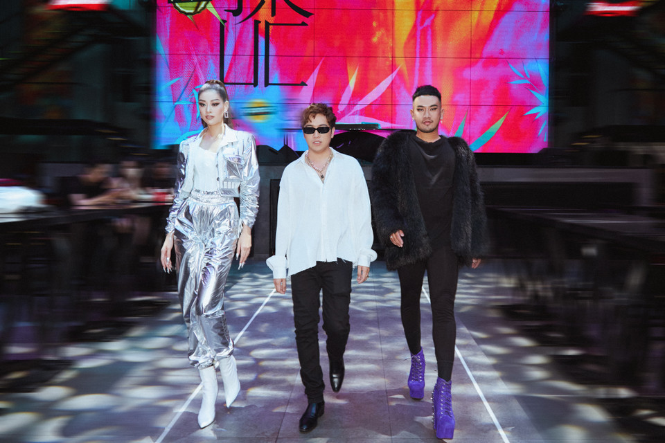 Hoa hậu Khánh Vân thị phạm catwalk ‘cực ngầu' cho đàn em. (Ảnh: CTV/Vietnam+)