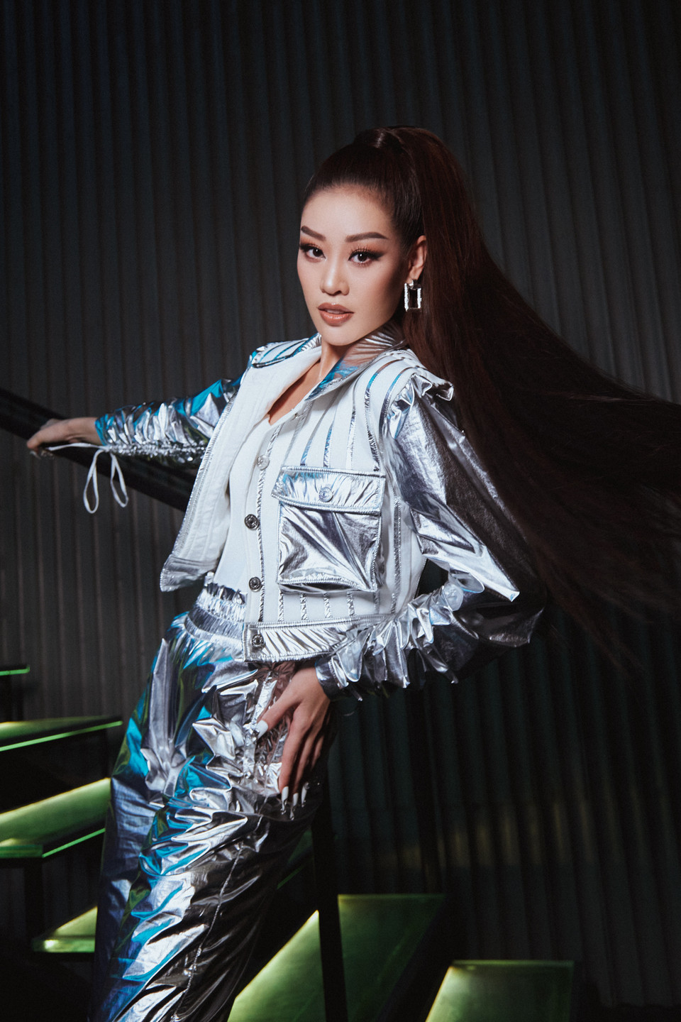 Khác với phong cách ‘beauty queen’ thường thấy, Hoa hậu Khánh Vân chọn hình ảnh năng động, hiện đại, mái tóc cột cao đuôi ngựa để tiếp thêm sức mạnh cho các người mẫu trẻ đến tham dự buổi casting. (Ảnh: CTV/Vietnam+)