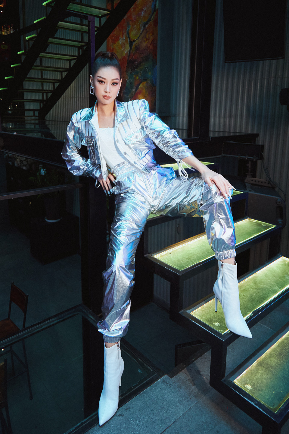 Hoa hậu Khánh Vân xuất hiện nổi bật với trang phục màu ánh bạc, áo siết eo kết hợp áo khoác cá tính cùng đôi boot mũi nhọn. (Ảnh: CTV/Vietnam+)