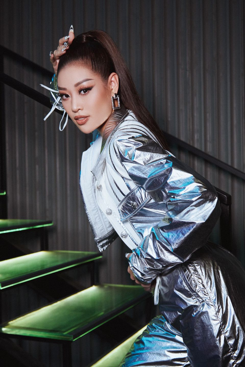 Để động viên tinh thần và khuấy động không khí, Hoa hậu Khánh Vân đã bước ra thị phạm catwalk cho dàn mẫu trẻ. (Ảnh: CTV/Vietnam+)