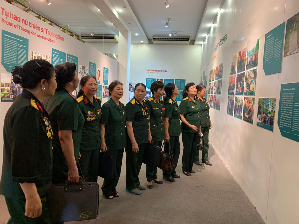 Triển lãm như thước phim quay chậm, tái hiện lại hồi ức của những nữ chiến sỹ này từng khoảng rừng, con suối, hố bom, những đêm mùa khô thiếu nước hay những ngày ngụp lặn mùa mưa cả tháng quần áo chẳng thể nào khô nổi... (Ảnh: Xuân Mai/Vietnam+)