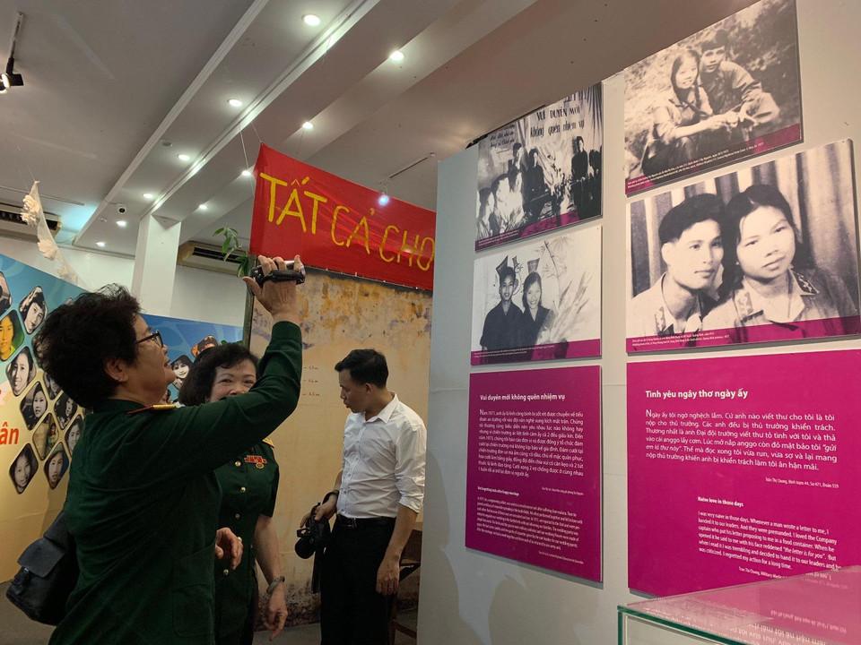 Giờ đây, họ gặp lại nhau và ghi lại những hình ảnh của chính mình được trưng bày trong không gian triển lãm. (Ảnh: Xuân Mai/Vietnam+)
